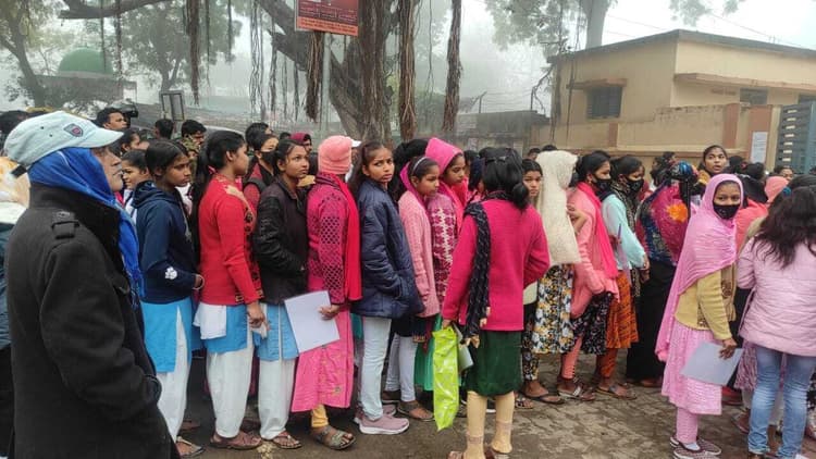 बिहार मैट्रिक परीक्षा: भागलपुर में एक ही सेंटर पर 8 फर्जी छात्राएं धरायीं, राज्य में 41 परीक्षार्थी निष्कासित
