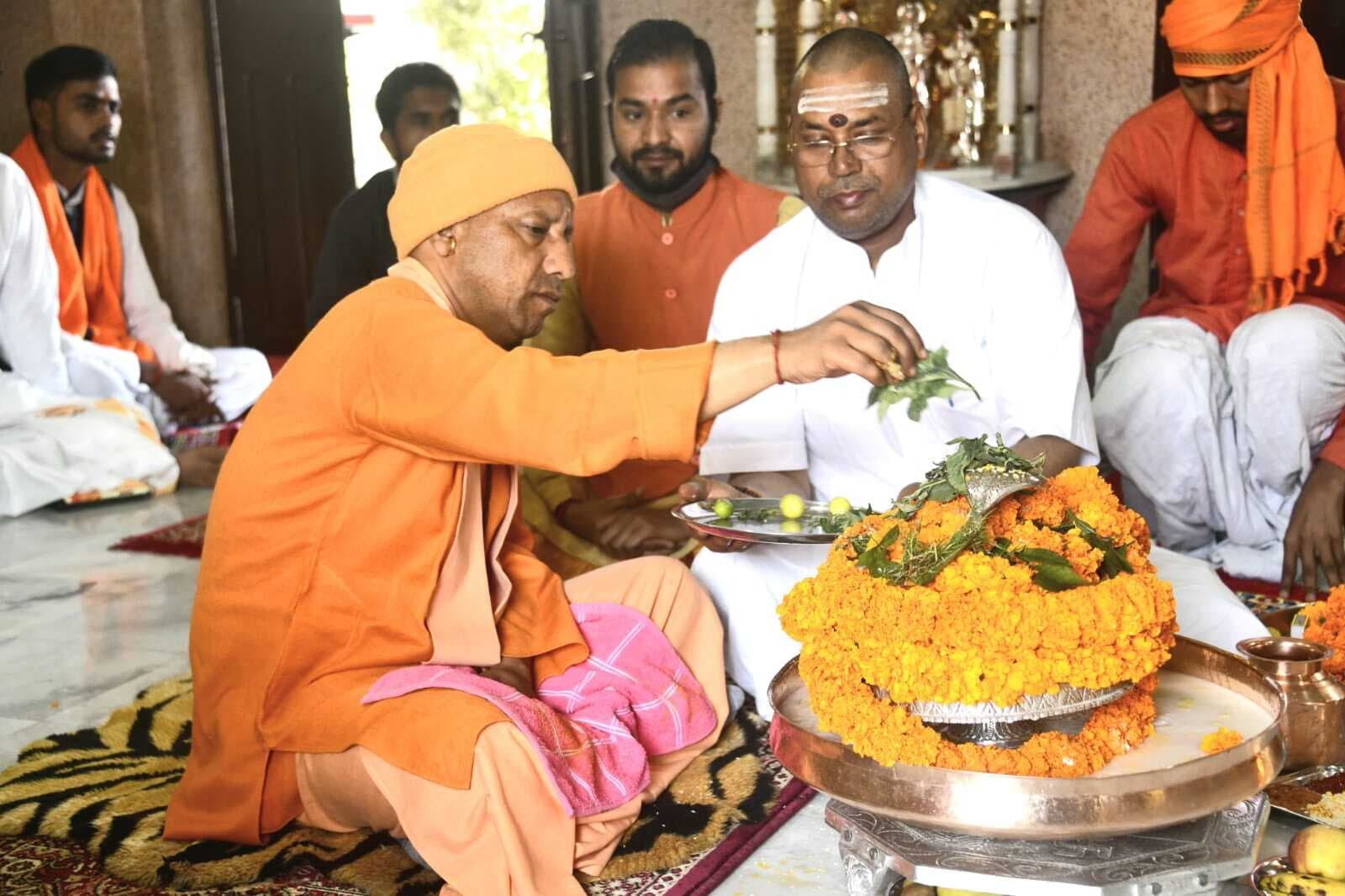 Mahashivratri 2022: चुनाव प्रचार से पहले  महादेव की शरण में सीएम योगी, गोरखनाथ मंदिर में किया रुद्राभिषेक