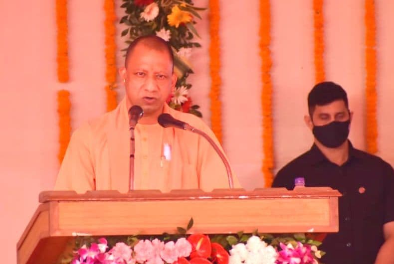 Varanasi News: PM मोदी ने थपथपाई पीठ तो बोले CM योगी- केंद्र के मार्गदर्शन से कोरोना को हराने में हुए सफल