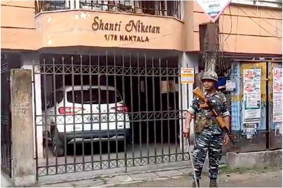 पश्चिम बंगाल : शिक्षक भर्ती घोटाला मामले में आरोपी पार्थ चटर्जी के करीबी के घर समेत 6 जगहों पर ईडी की छापेमारी