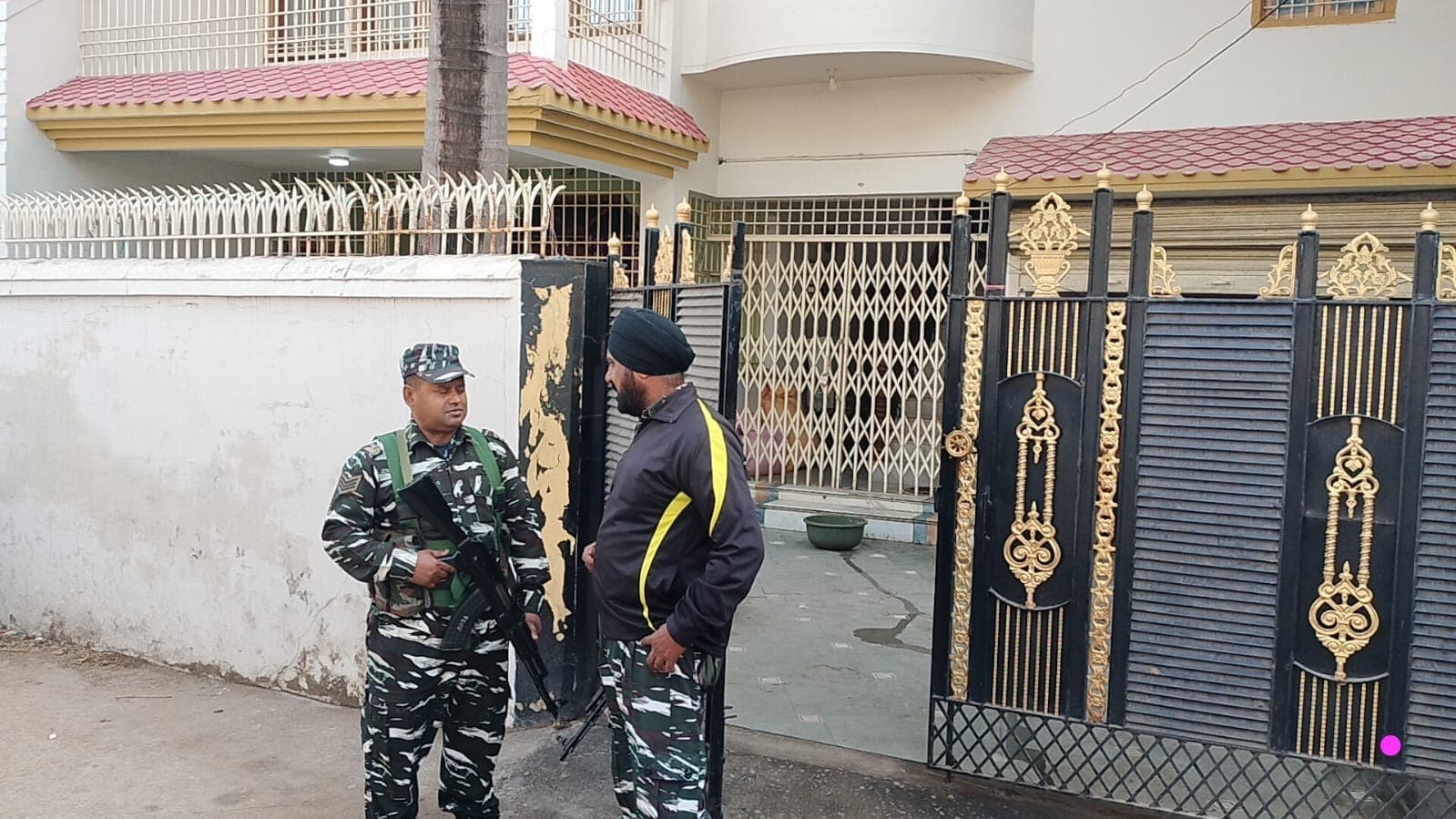 साहिबगंज डीएसपी के हजारीबाग आवास पर ईडी का छापा, बाहर सीआरपीएफ जवानों का घेरा साहिबगंज डीएसपी के हजारीबाग आवास पर ईडी का छापा, बाहर सीआरपीएफ जवानों का घेरा