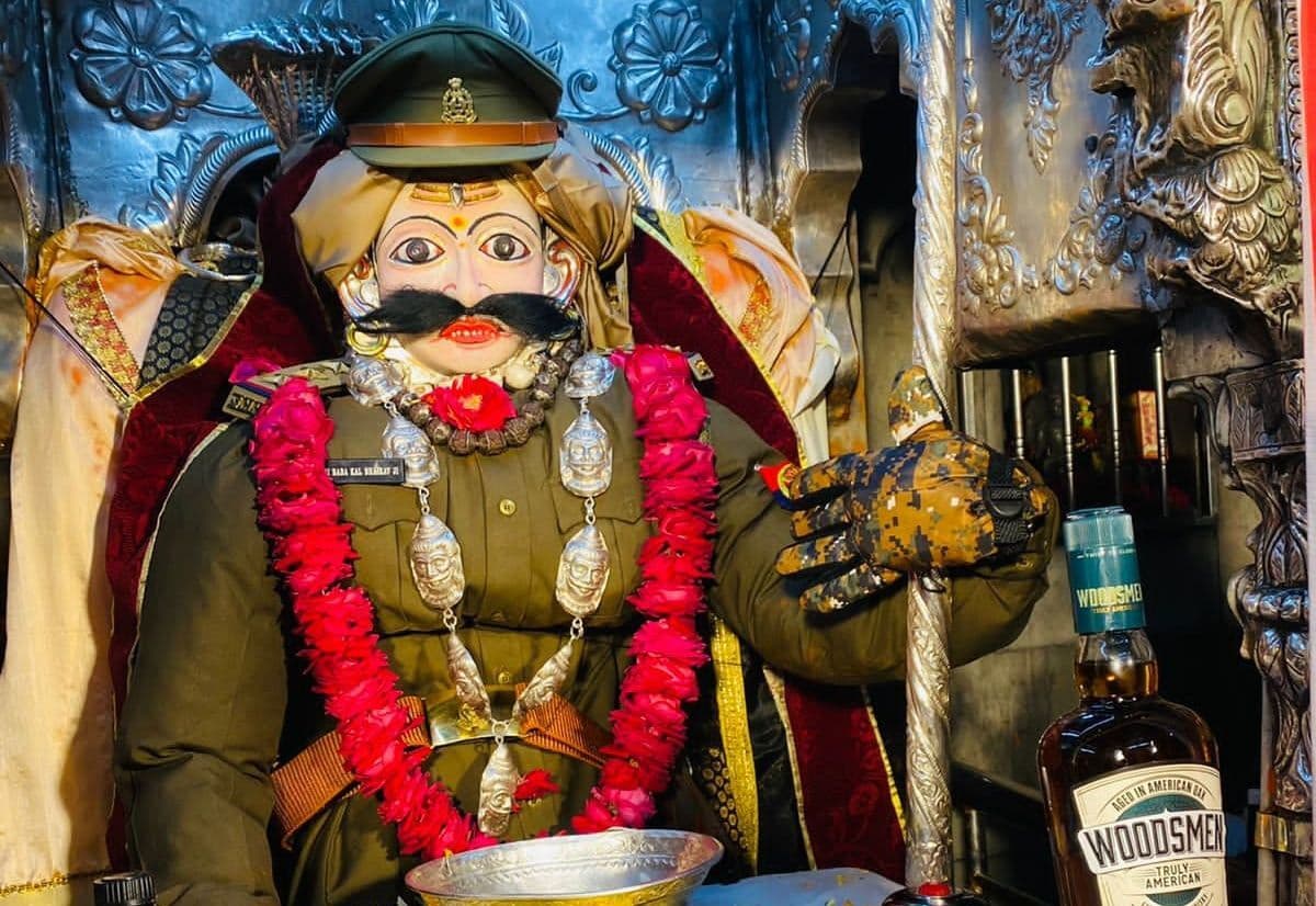 Varanasi News: पुलिस अधिकारी बने काशी के कोतवाल, भक्तों ने की Omicron से मुक्ति दिलाने की कामना