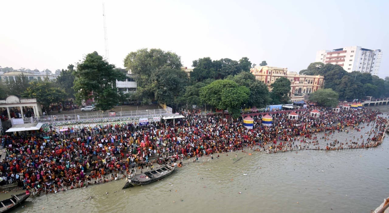 Kartik Purnima Photo: पटना के गंगा घाटों पर कार्तिक पूर्णिमा को लेकर उमड़ी भारी भीड़, देखें विहंगम दृश्य