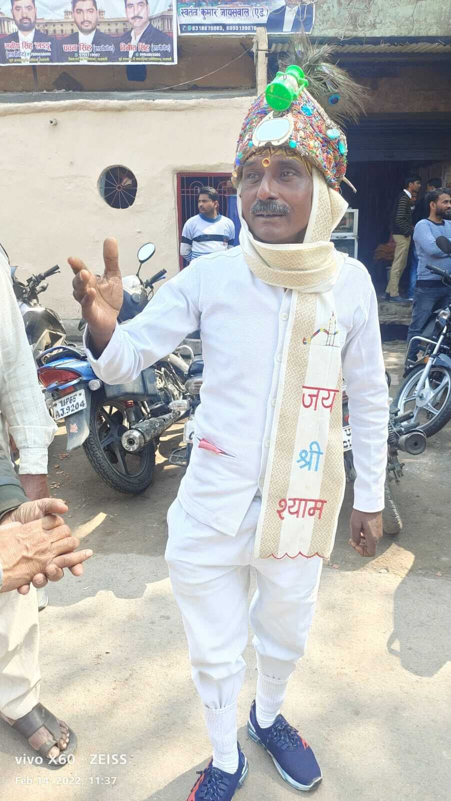 UP Election: चुनाव प्रचार का अनोखा रंग, बनारस में सपा के लिए अपने अंदाज में प्रचार कर रहा है कार्यकर्ता