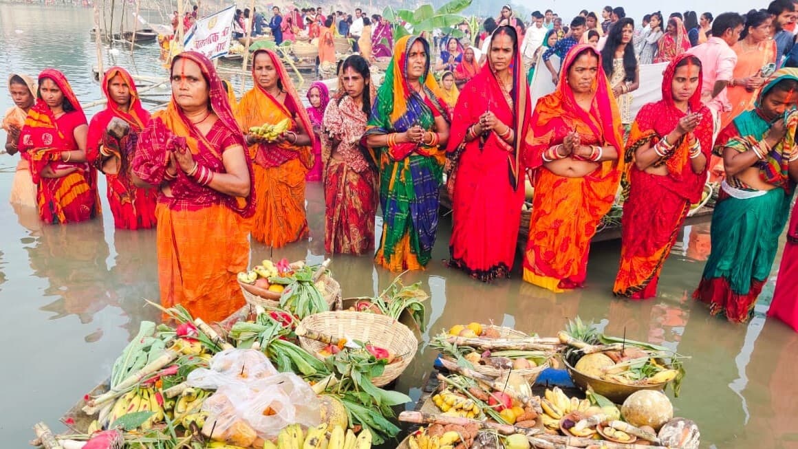 Bihar Chhath 2020: बिहार में डूबते सूर्य को अर्घ के बाद उदीयमान सूरज का इंतजार, छठ के तीसरे दिन ऐसा रहा नजारा Bihar Chhath 2020: बिहार में डूबते सूर्य को अर्घ के बाद उदीयमान सूरज का इंतजार, छठ के तीसरे दिन ऐसा रहा नजारा