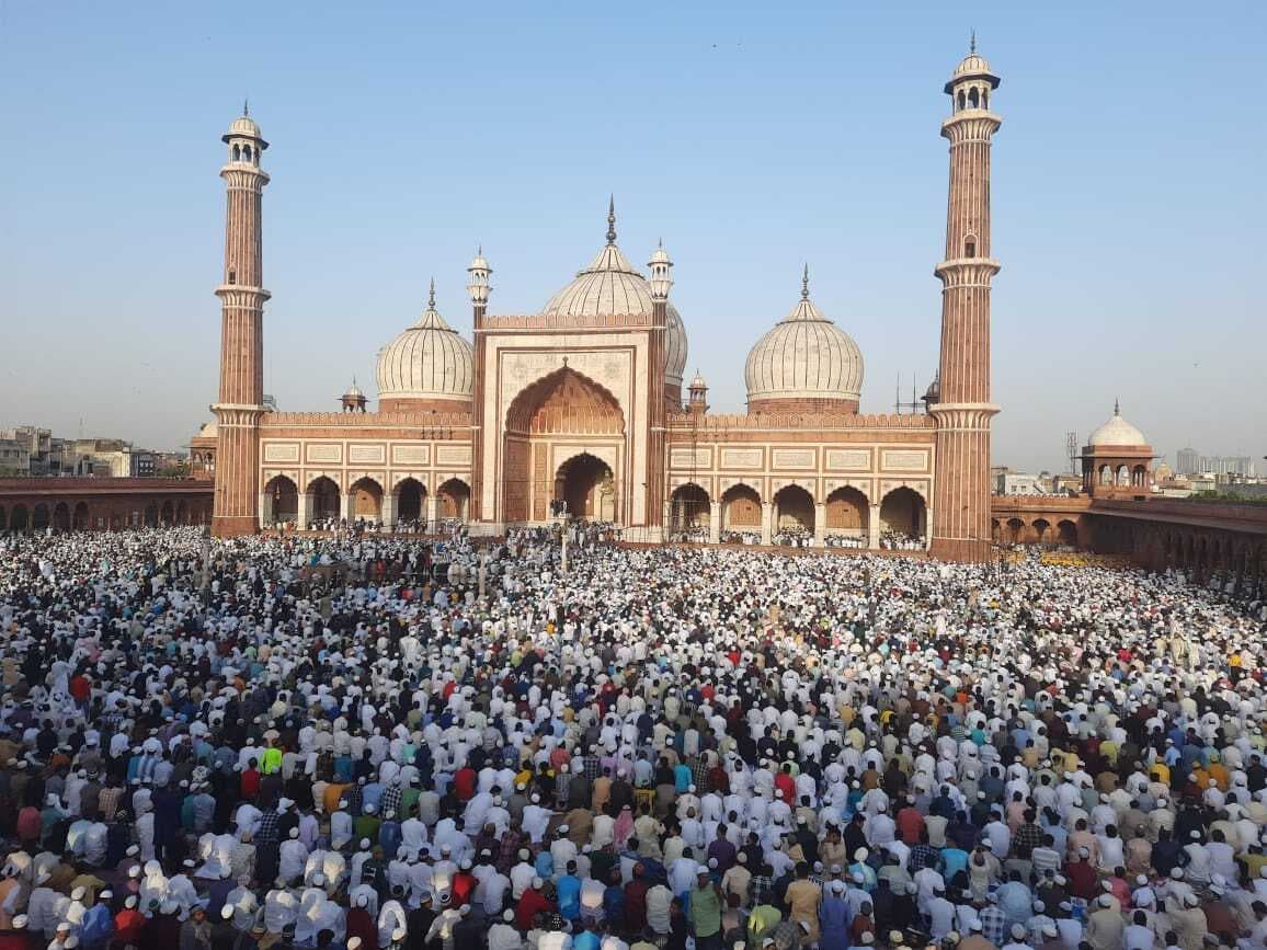Eid-Ul-Fitr 2023: देश भर में ईद का उल्लास, जामा मस्जिद दिल्ली में नमाज अदा करते नमाजियों की Photo देखें
