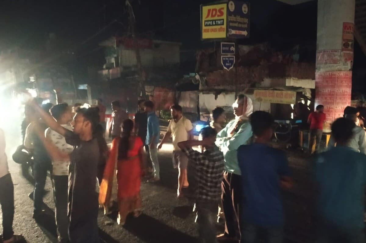 UP News: बिजली कर्मचारियों की हड़ताल से ग्रामीण क्षेत्रों में ब्लैक आउट, शहरी क्षेत्रों में भी चरमराई आपूर्ति