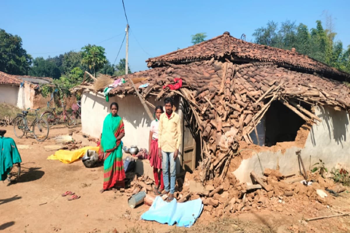 लोहरदगा में गजराज का आतंक, तोड़ डाले तीन घर, फसलों को भी किया तहस नहस