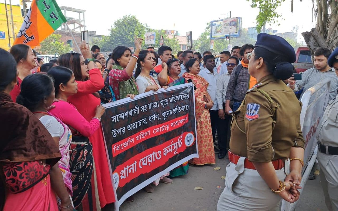 संदेशखाली : फिर सड़कों पर उतरी महिलाएं, लाठी-डंडे लेकर शाहजहां के भाई को खदेड़ा