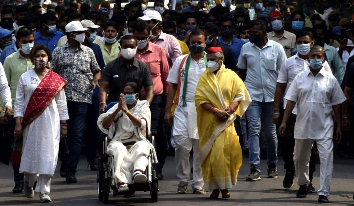 बाकी चरणों के प्रचार पर रोक संभव, आखिरी चरण के लिए कोलकाता की सड़कों पर उतरीं ममता