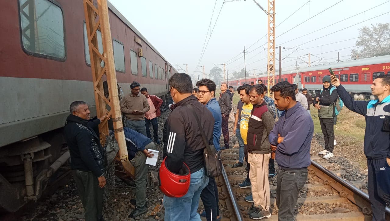 जोधपुर-हावड़ा एक्सप्रेस की एसी बॉगी पर ओवरहेड पोल उखड़कर गिरा, मची अफरा-तफरी