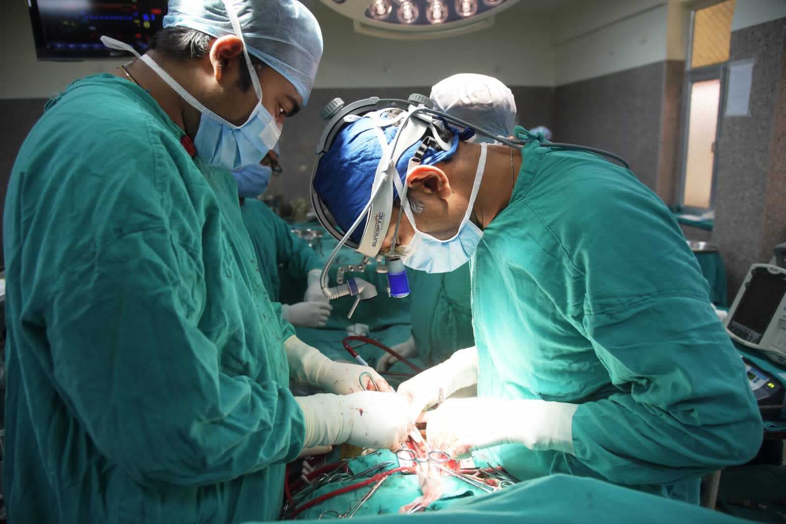 BHU में अनोखा ऑपरेशन, एक मरीज की छाती में फंसा लोहे का टुकड़ा, डॉक्टर्स की टीम ने ऐसे बचाई जान