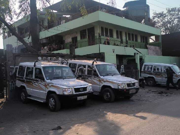 Kanpur: ट्रांसपोर्ट नगर में केसर पान मसाला फैक्ट्री में GST का छापा, टैक्स चोरी का है मामला