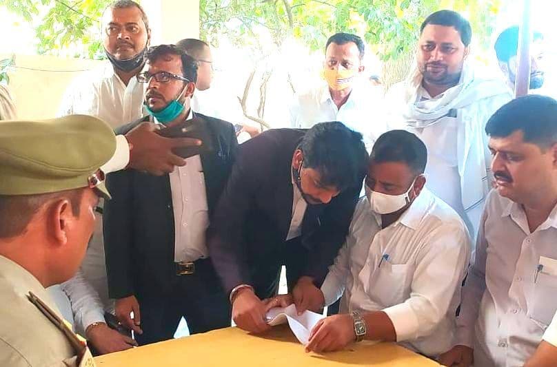 Varanasi News: वाराणसी में वकील की पिटाई, आक्रोशित अधिवक्ताओं ने किया हंगामा, कार्रवाई की मांग