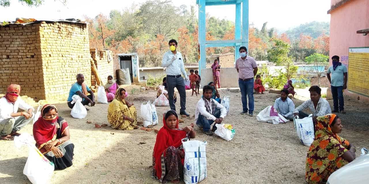 प्रभात खबर इंपैक्ट : मेघातरी के दिव्यांगों और असहायों को मिली खाद्य सामग्री