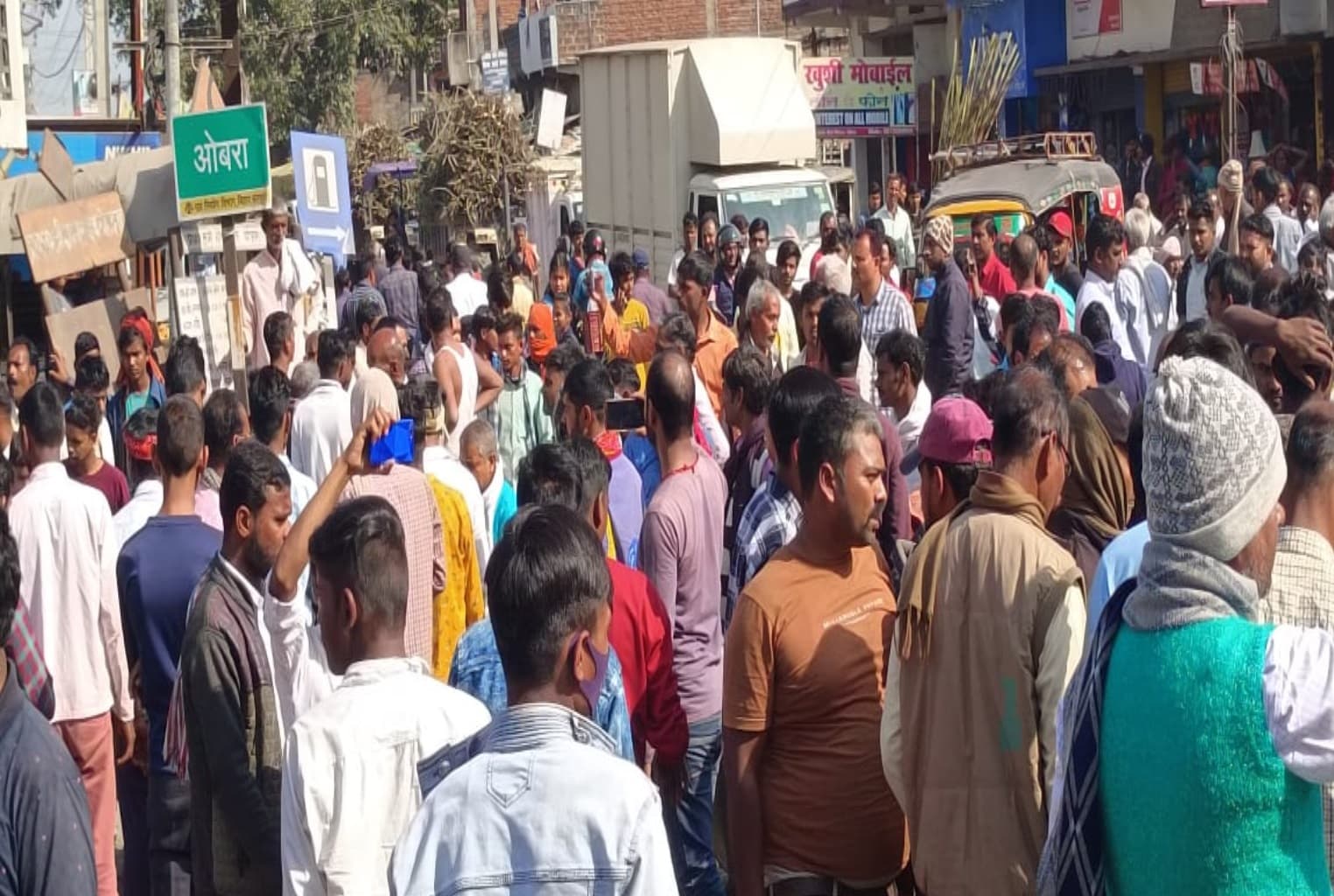 औरंगाबाद में बेटी की शादी के लिए खरीदारी करने निकले दंपति को ट्रक ने कुचला, गुस्साए लोगों ने किया सड़क जाम