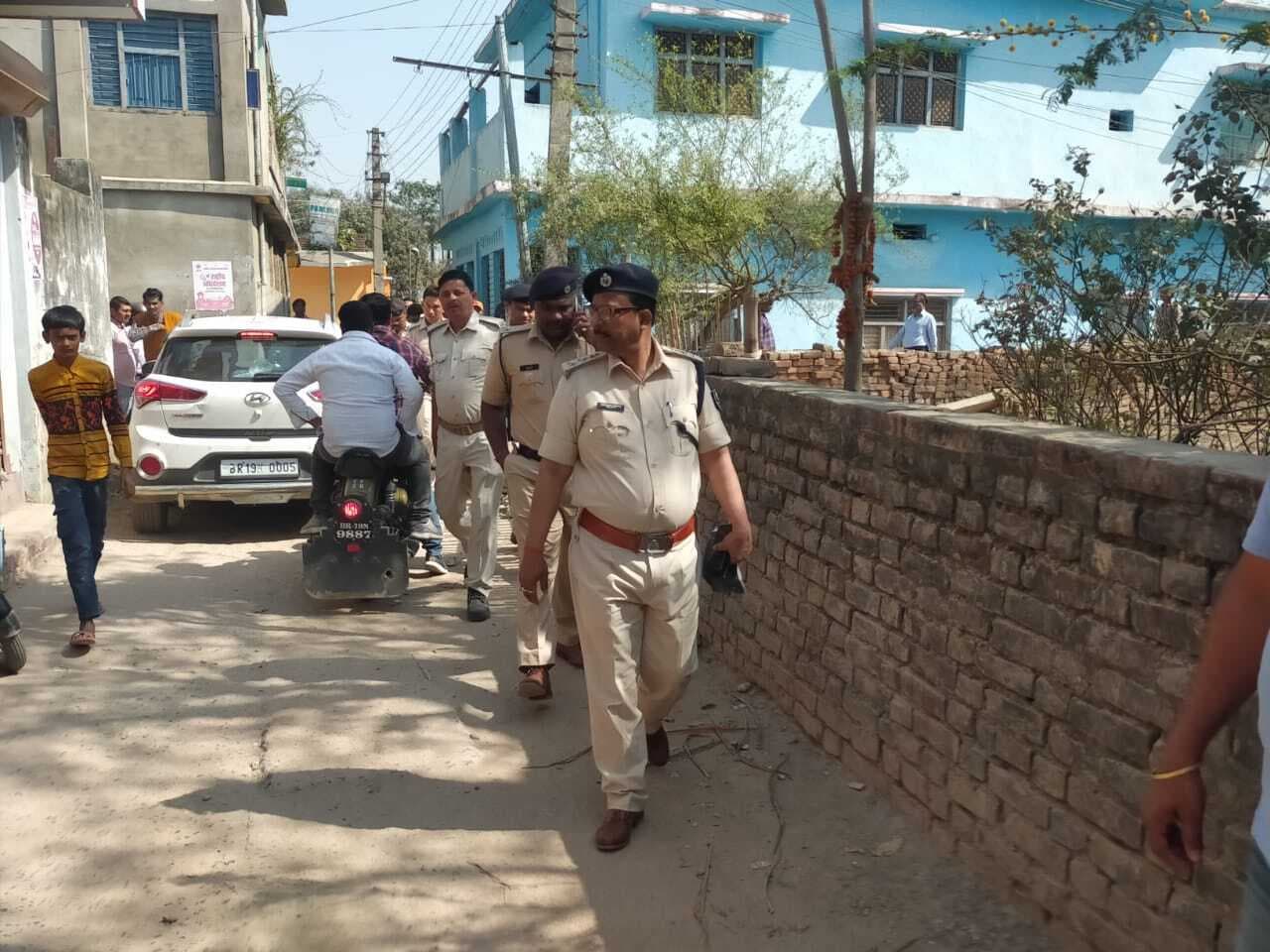 Bihar Crime News: सहरसा में दिनदहाड़े छह लाख की लूट, मोबाइल कंपनी के कर्मचारी को अपराधियों ने मारी गोली