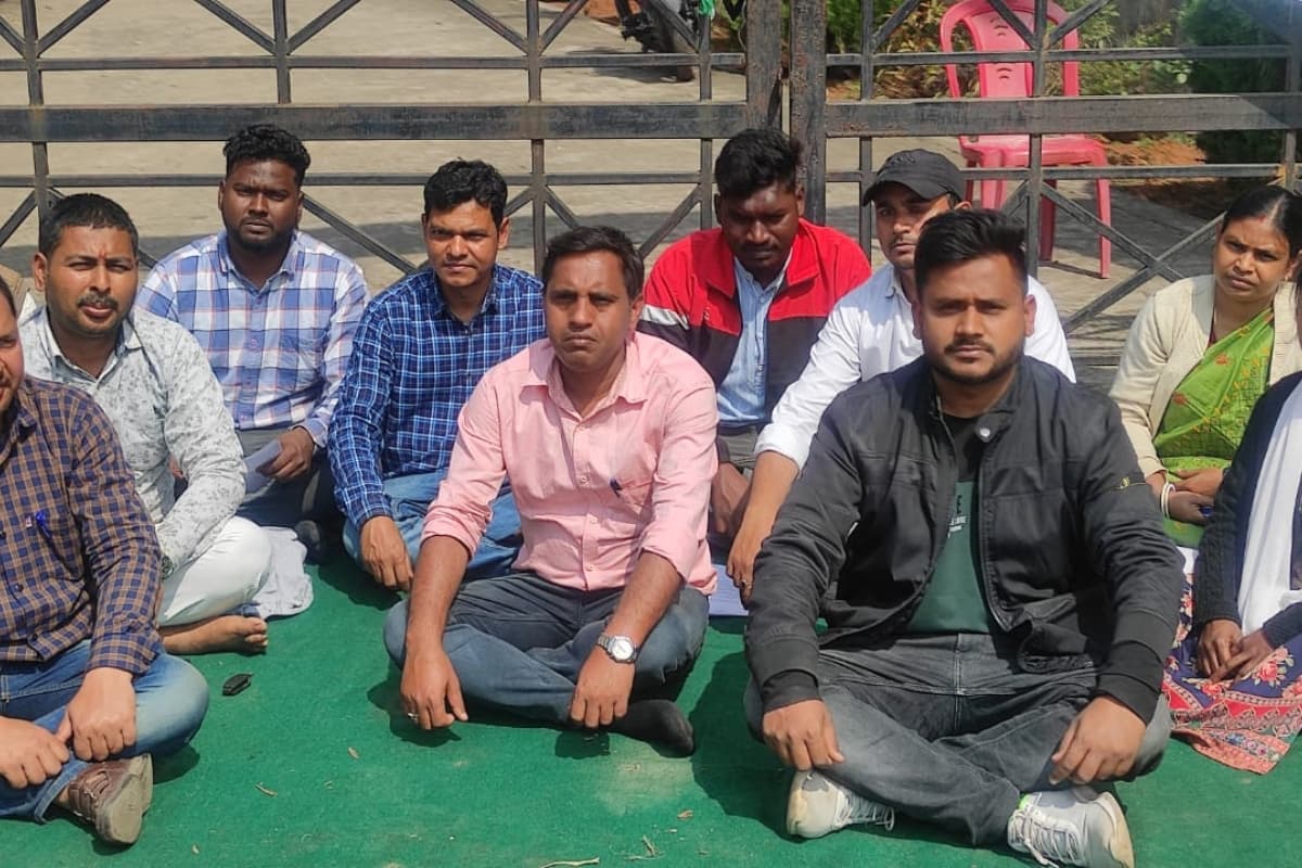 दुमका के गवर्नमेंट पॉलिटेक्निक में कार्यरत 14 फैकल्टी को 10 माह से मानदेय नहीं, मानदेय की मांग को लेकर दिया धरना