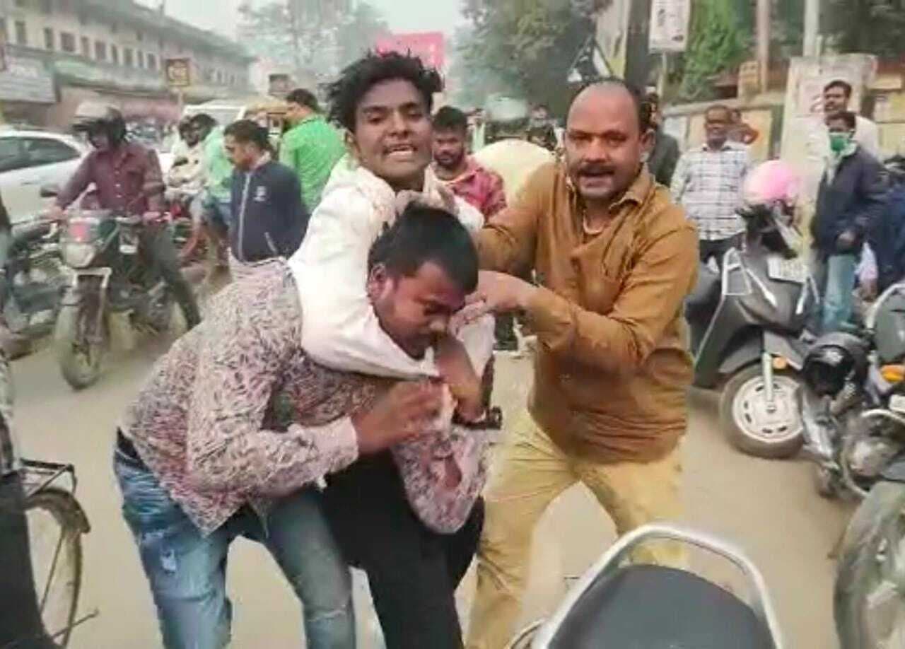 Gorakhpur News: जमीन के चक्कर में डीएम ऑफिस के पास दो गुटों में मारपीट, रुपए लेकर रजिस्ट्री से मुकरने का आरोप