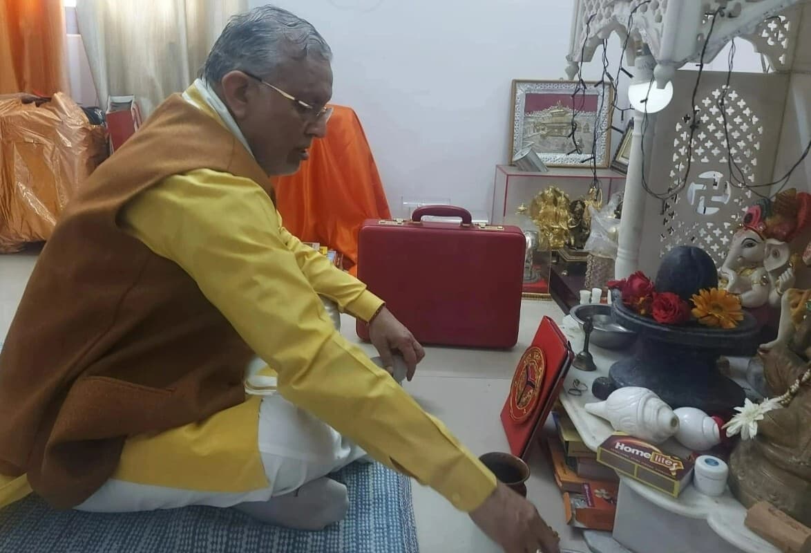 UP Budget 2023: वित्त मंत्री सुरेश खन्ना पूजा करके निकले बजट पेश करने, देखें VIDEO