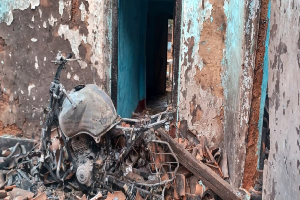 गुमला : जिसने मनरेगा में गड़बड़ी की शिकायत की, उसके घर में लगी आग, लाखों का नुकसान