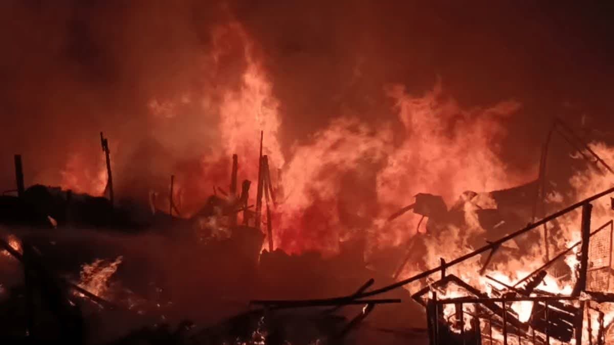 लखनऊ में केशव नगर के पास कबाड़ मंडी में भीषण आग से लाखों का सामान जलकर खाक, दमकल की टीम ने पाया काबू