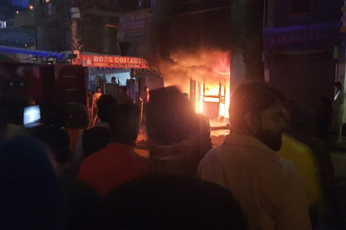 झारखंड: हजारीबाग के गायत्री टेंट हाउस में लगी आग, लाखों का नुकसान, काबू पाने में जुटे दमकलकर्मी