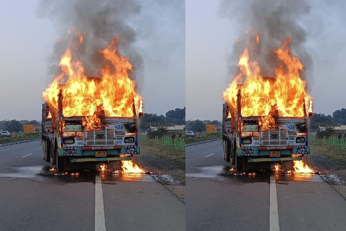 झारखंड: ट्रक में अचानक लगी आग, बाल-बाल बचे ड्राइवर और खलासी, दमकलकर्मियों ने आग पर पाया काबू