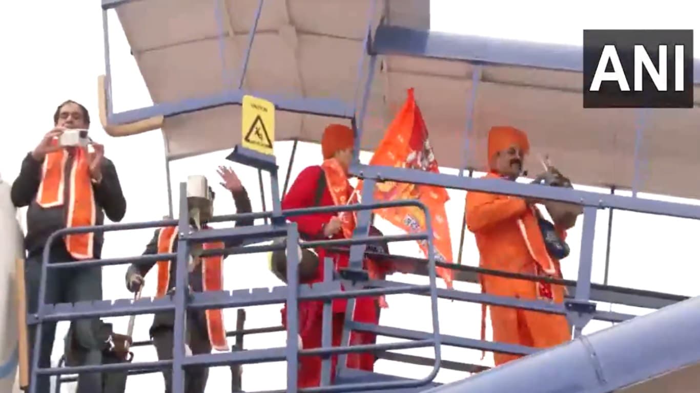 दिल्ली से पहला विमान अयोध्या पहुंचा, महर्षि वाल्मीकि एयरपोर्ट पर लैंड, यात्रियों ने किया हनुमान चालीसा पाठ