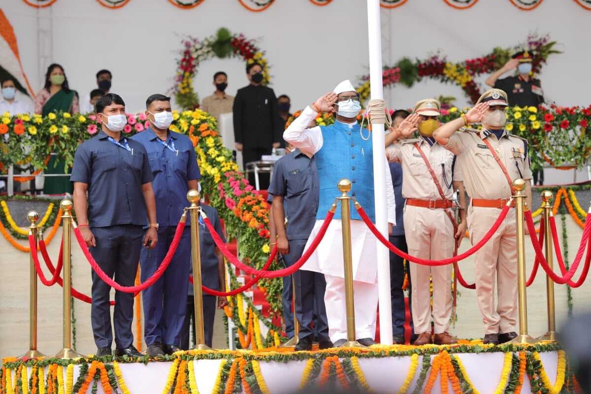 75th Independence Day :झारखंड के CM हेमंत सोरेन ने किया झंडोत्तोलन, बोले-समाज के अंतिम व्यक्ति तक पहुंचे विकास 75th Independence Day :झारखंड के CM हेमंत सोरेन ने किया झंडोत्तोलन, बोले-समाज के अंतिम व्यक्ति तक पहुंचे विकास