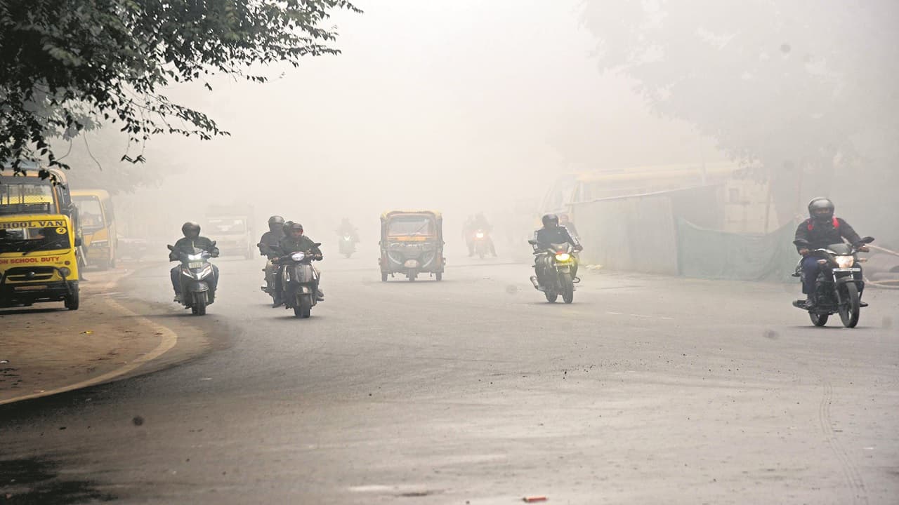 कोहरे के बीच हाइवा और टर्बो की टक्कर, चार की मौत