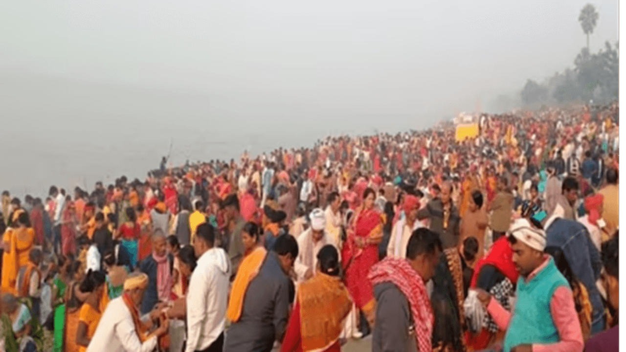 बिहार में मकर संक्रांति की धूम, गंगा घाटों पर उमड़ी श्रद्धालुओं की भीड़, सुख- समृद्धि की लोगों ने की कामना बिहार में मकर संक्रांति की धूम, गंगा घाटों पर उमड़ी श्रद्धालुओं की भीड़, सुख- समृद्धि की लोगों ने की कामना