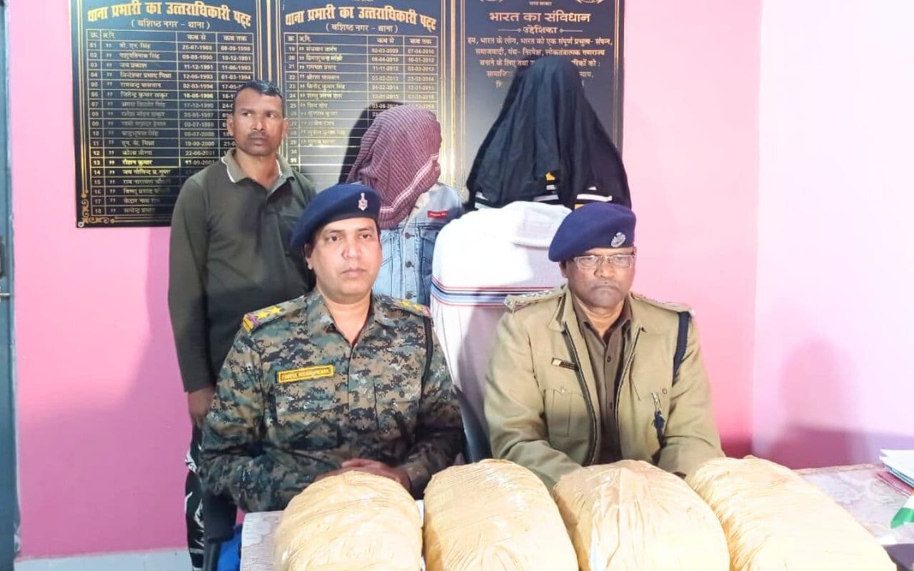 ओडिशा से 12 किलो गांजा लेकर उत्तर प्रदेश जा रहे दो तस्करों को चतरा पुलिस ने किया गिरफ्तार