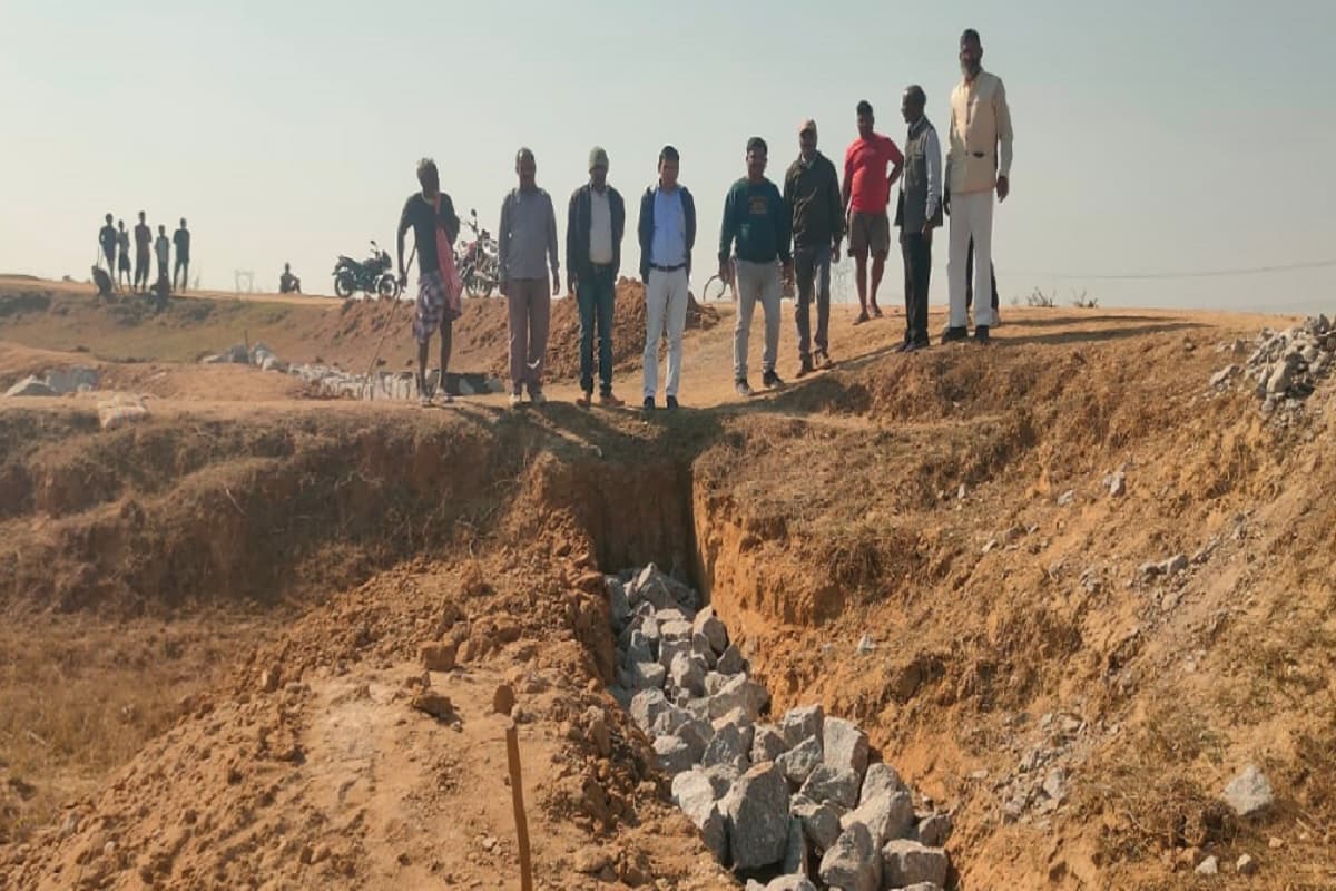 गार्डवाल बनाने में अनियमितता, बीडीओ ने निर्माण कार्य कराया बंद