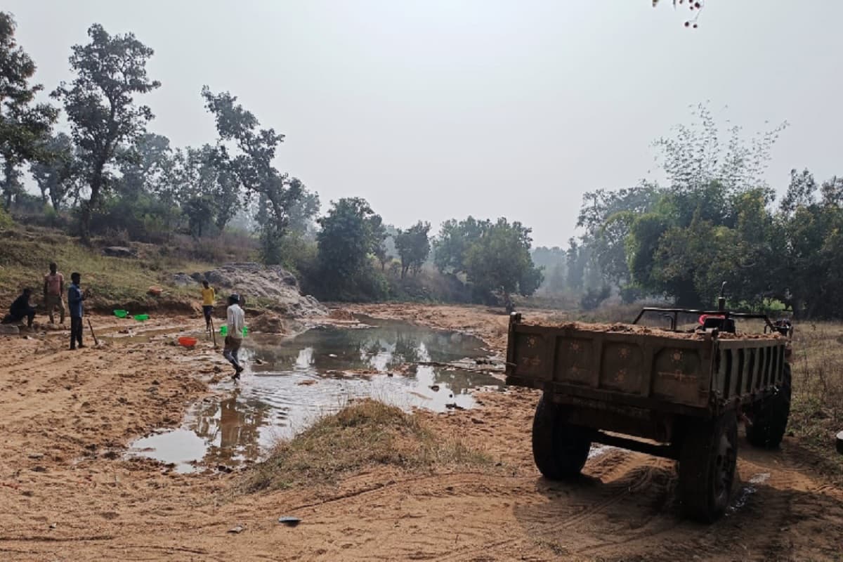कनहर, कोयल व सपही नदी से गढ़वा के रमकंडा पहुंच रहा अवैध बालू