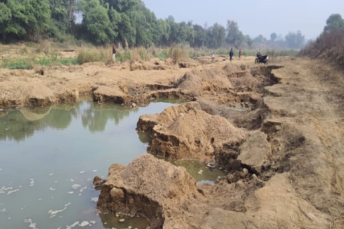 गढ़वा के बांकी नदी से प्रतिदिन हो रहा बालू का अवैध उठाव, माफिया हो रहे मलामाल