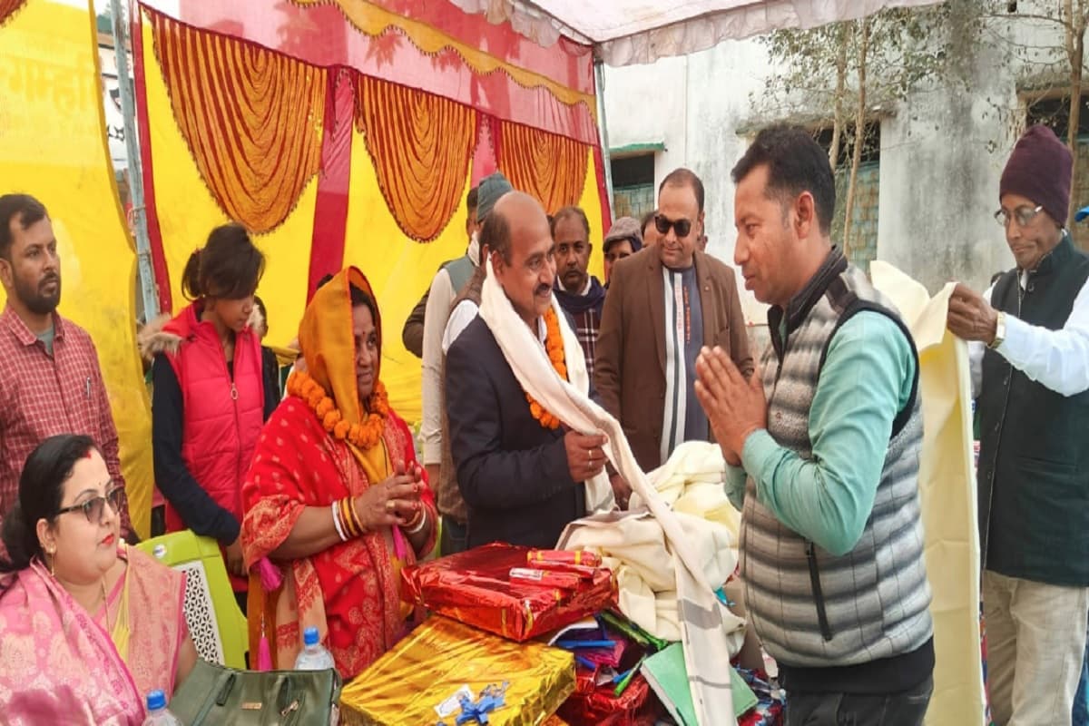 गढ़वा : सेवानिवृति शिक्षक के साथ छह किलोमीटर पैदल चले विद्यार्थी