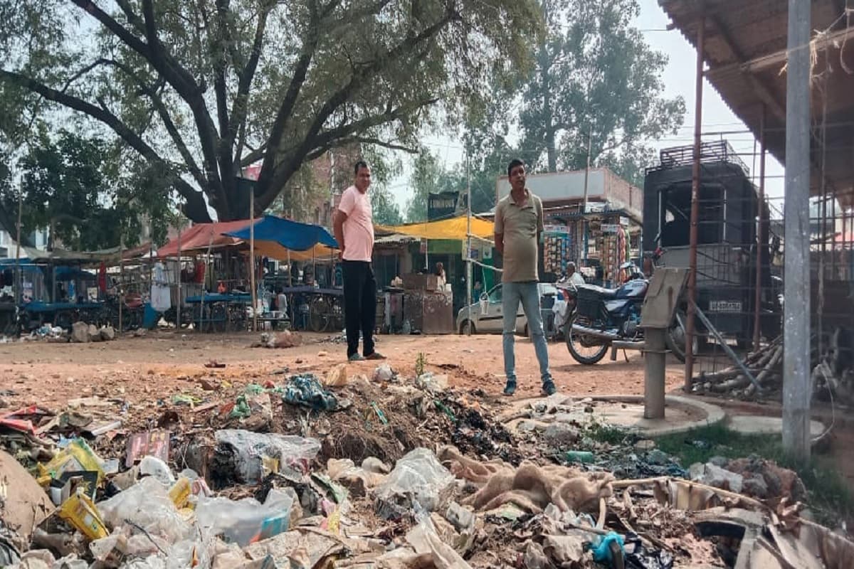 गढ़वा के डंडई में कूड़ेदान की नहीं है व्यवस्था, हर जगह लग रहा कचरे का अंबार