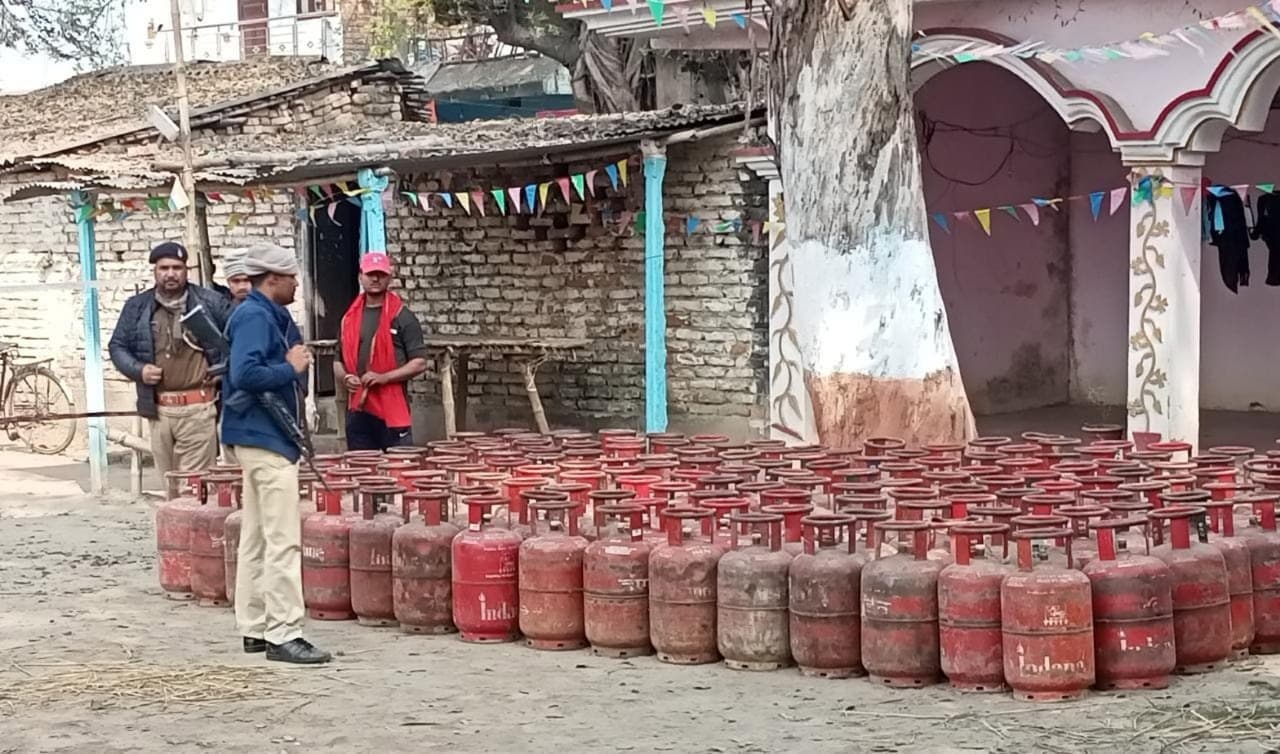 Bihar News: शराब कारोबार के लिए लूटे 160 गैस सिलिंडर, SP लिपि सिंह के एक्शन से बड़ा खुलासा, तस्करी के लिए ऐसा तरीका जिसे देख पुलिस भी रह गई हैरान 