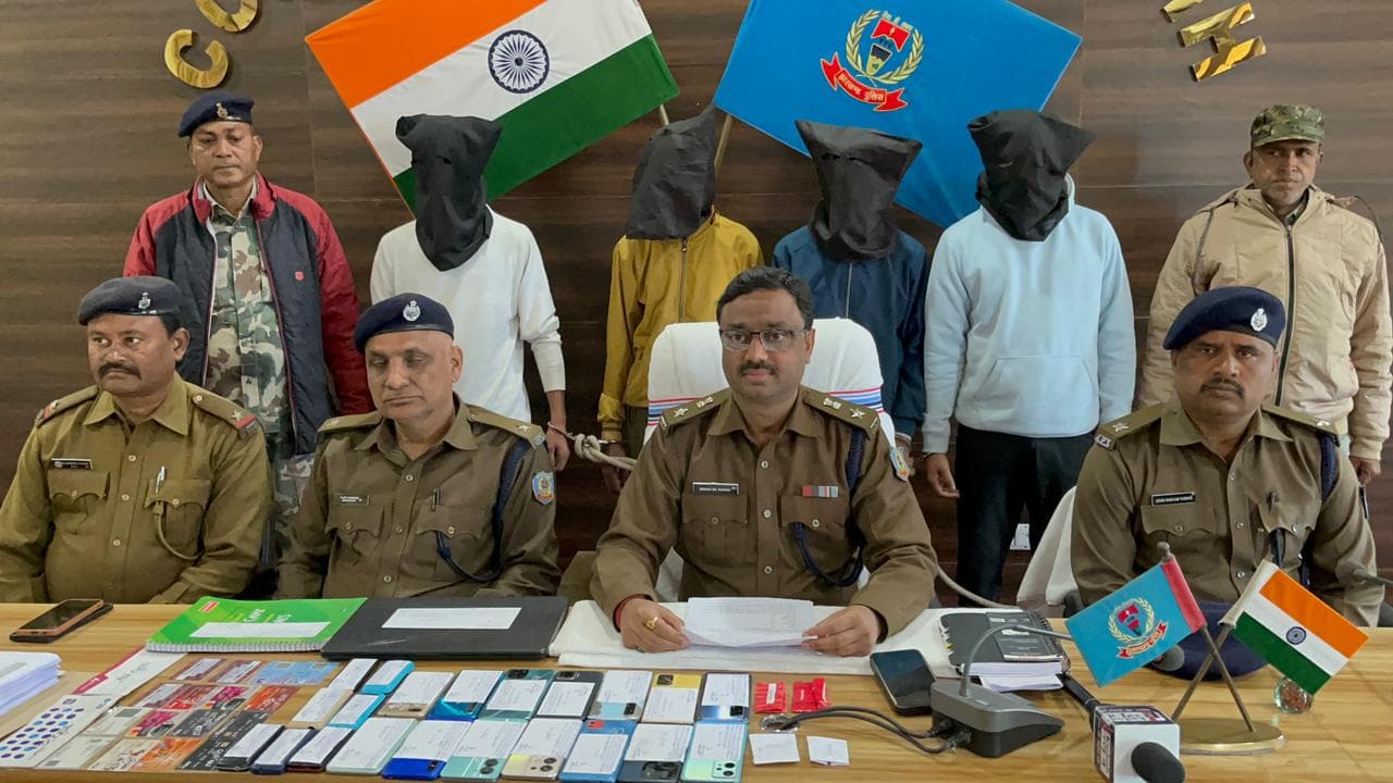 गिरिडीह में फिर पकड़ाए 4 शातिर साइबर अपराधी, इस तरह ब्लैकमेल करके लोगों से ऐंठते थे पैसे