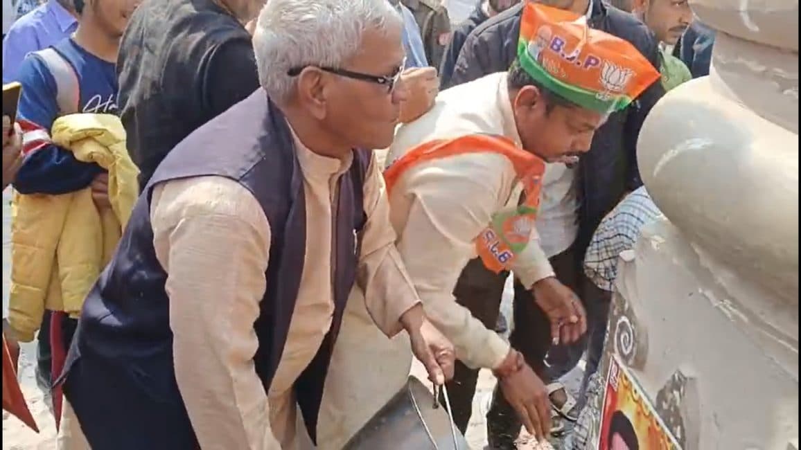 Bharat Jodo Nyay Yatra: राहुल गांधी की यात्रा के बाद बीजेपी कार्यकर्ताओं ने नंदी चौराहे को गंगाजल से धोया, वीडियो वायरल