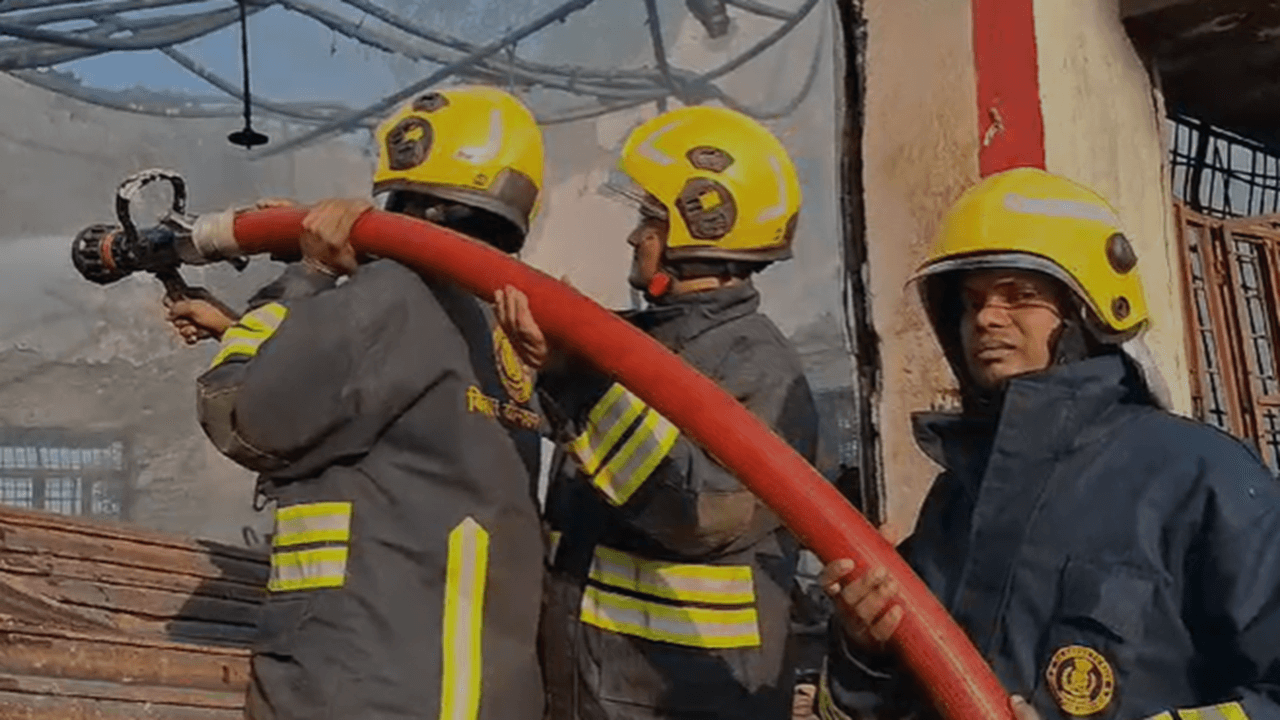 बिहार: गोपालगंज में बिजली सेवा ठप, पावर हाउस में लगी आग, दमकल की कई गाड़ियां मौके पर पहुंची