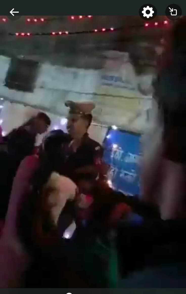 Viral Video: गोरखपुर के थप्पड़बाज दरोगा का वीडियो वायरल, मंदिर में महिला को जड़े तमाचे