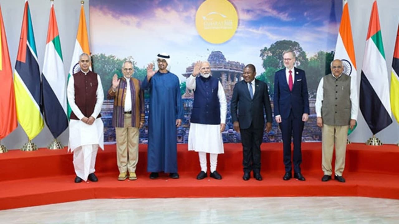 Vibrant Gujarat Summit: 2003 में पीएम मोदी ने की थी इसकी शुरूआत, पहले आयोजन में टेबल पर आ गए थे 3 कबूतर.. फिर