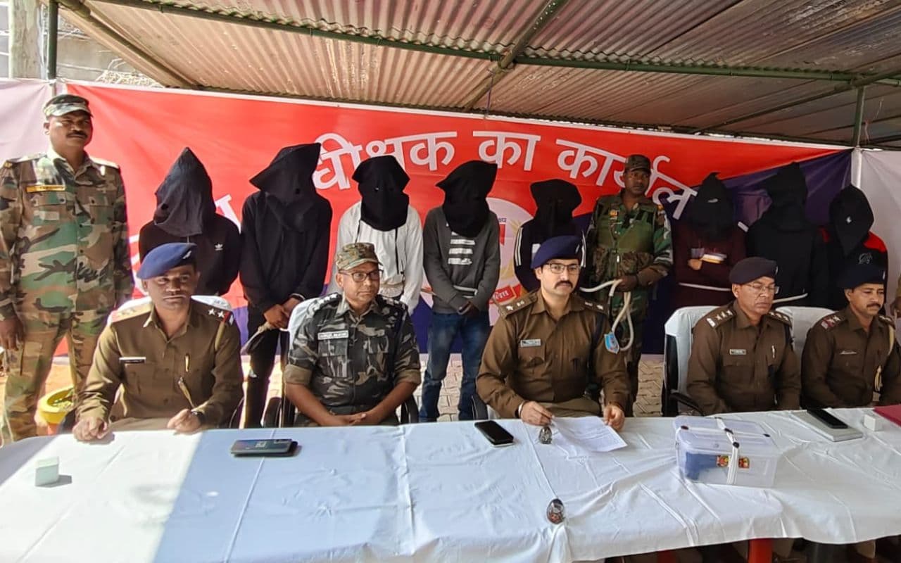 Gumla Crime News: पिस्तौल लेकर शादी पार्टी में चमकाने जा रहे 8 युवक गिरफ्तार, दूल्हे का भाई भी पकड़ाया