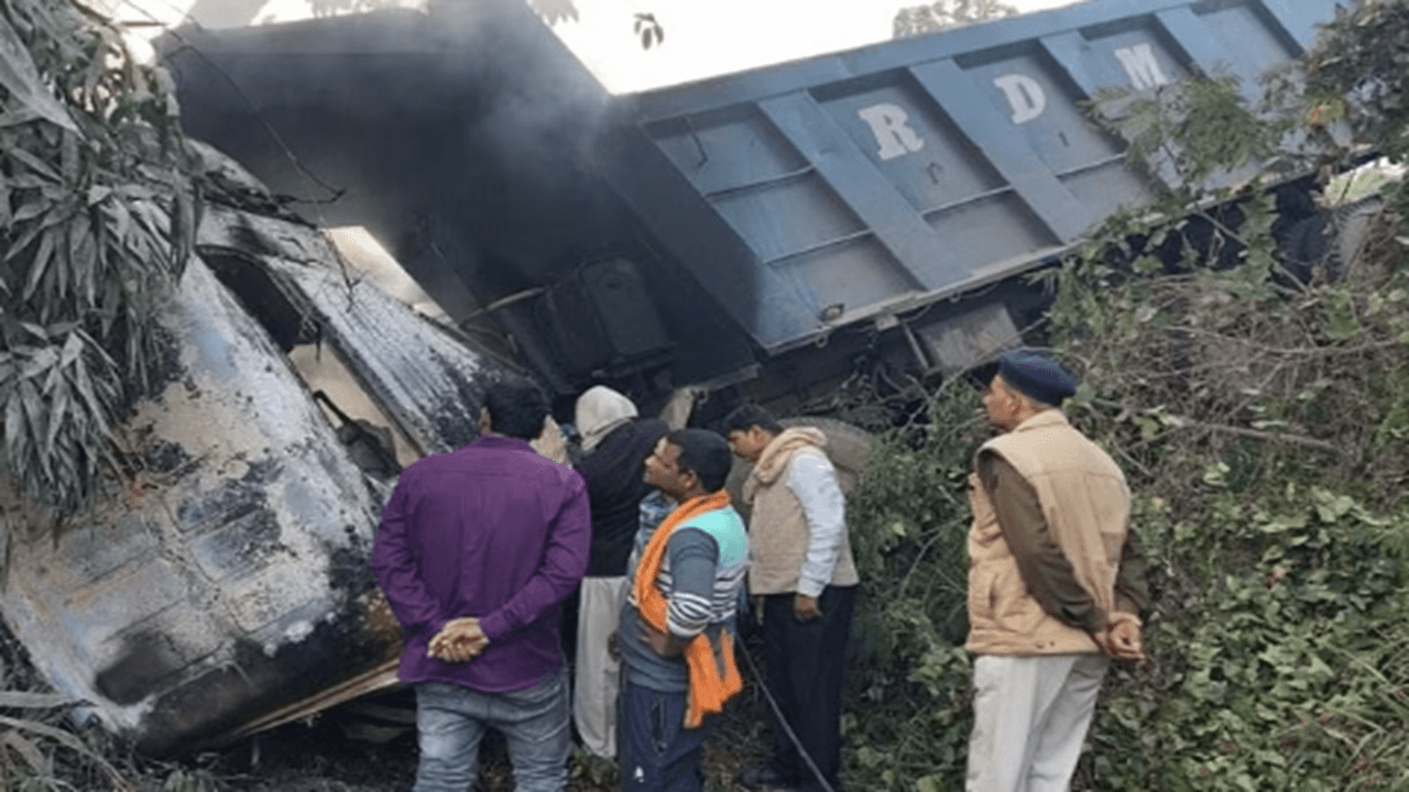 बिहार: नालंदा में दो ट्रक की भिड़ंत, 20 फीट खाई में वाहन के गिरने के बाद लगी आग, चालक की जिंदा जलकर मौत