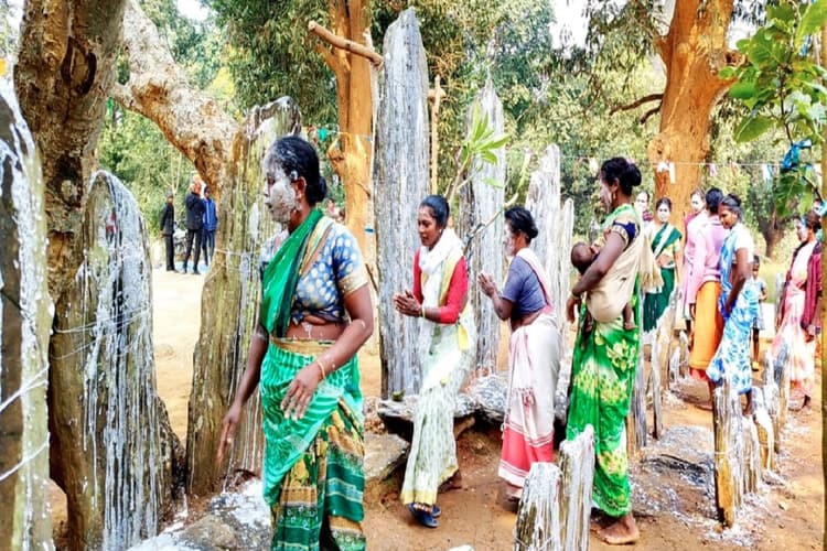 खूंटी : हड़गड़ी पूजा का आयोजन कर ग्रामीणों ने पूर्वजों को किया याद