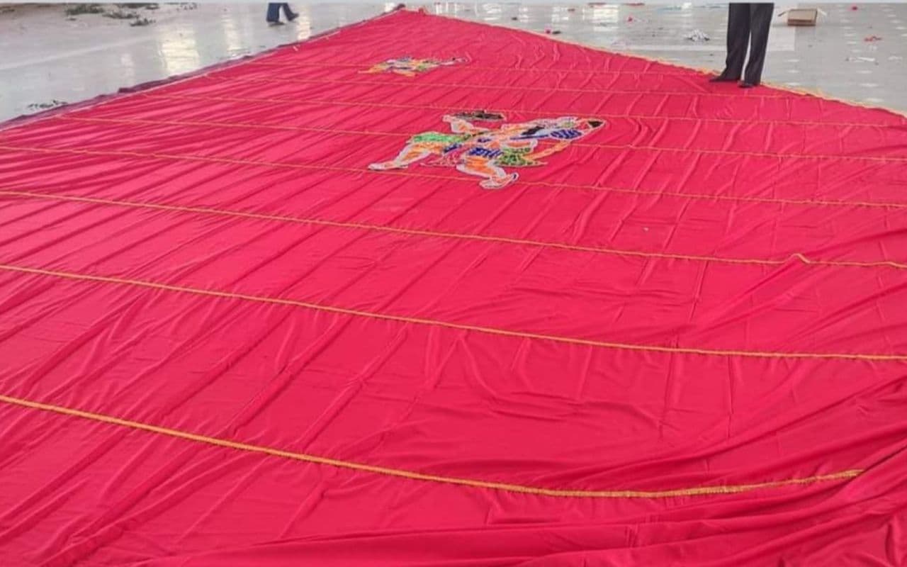 झारखंड के मुस्लिम दर्जी ने अयोध्या में राम मंदिर के लिए तैयार किया हनुमान ध्वज