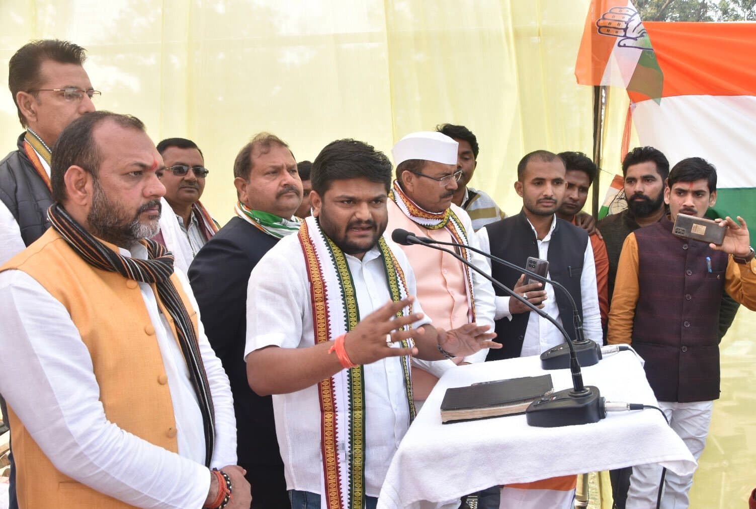 UP Election 2022: बीजेपी राज में किसानों की दुर्दशा, नेताओं की आय दोगुनी से भी अधिक- हार्दिक पटेल