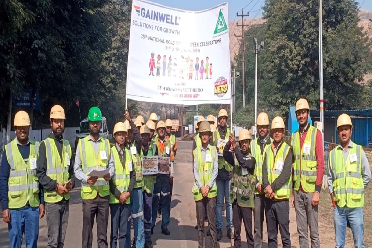 हजारीबाग में सड़क सुरक्षा को लेकर जागरूकता रैली निकाली